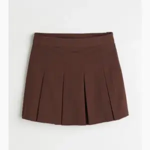 brun pleated kjol från hm, använd en gång så i fint skick. strlk 34 men skriv för fler bilder. passformen är lite längre och rak och sitter smickrande över höfter  🤍