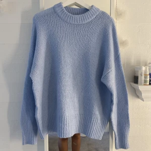 Blå stickad tröja - Perfekta tröjan nu till hösten!! Så mysig. Passa på nu när det är fri frakt. Storlek XS men oversized så passar XS-M