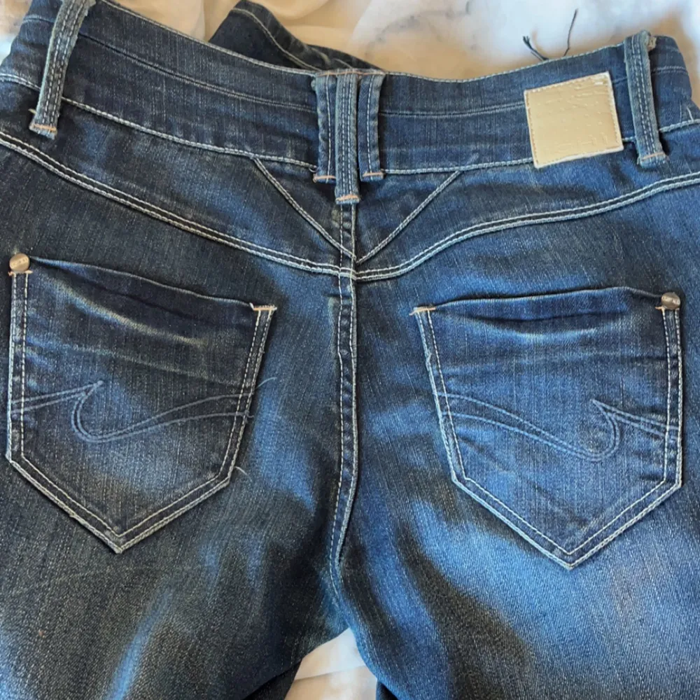Blåa fina jeans, klippt slits men funkar lika bra. . Jeans & Byxor.