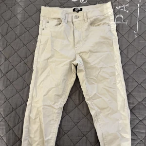 Byxor - Super stretchiga mid waist jeans från Bikbok 🩷