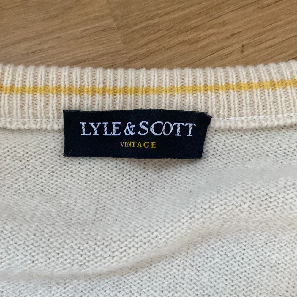 Nästan helt oanvänd Lyle & Skott vintage stickad långärmad tröja med skönt material.. Stickat.