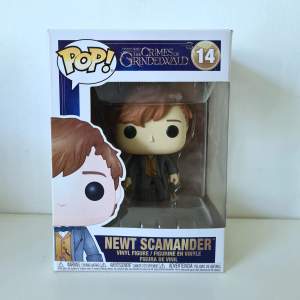 Funko Pop vinylfigur föreställande Newt Scamander. I bra skick, fast dammig.