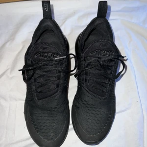Nike air max 270s - En par super snygga och bekväma skor.  går att styla lätt. använts en del men har fortfarande mycket att ge i ett par år till. Det är 41 men passar några stolerkar mindre eller större. Vid frågor kontakta mig och priset går att diskutera.🤍