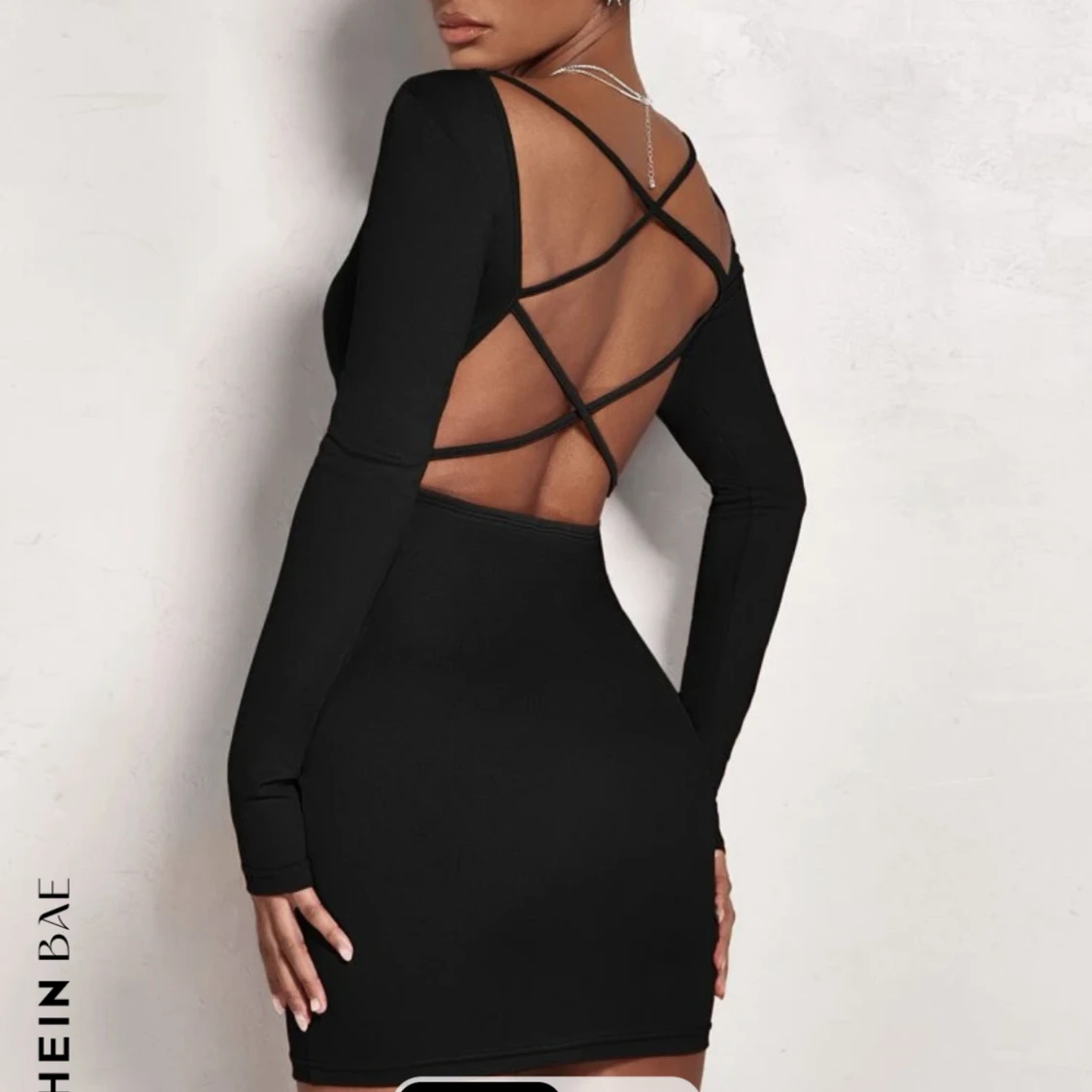 Svart klänning med korsad rygg - 90