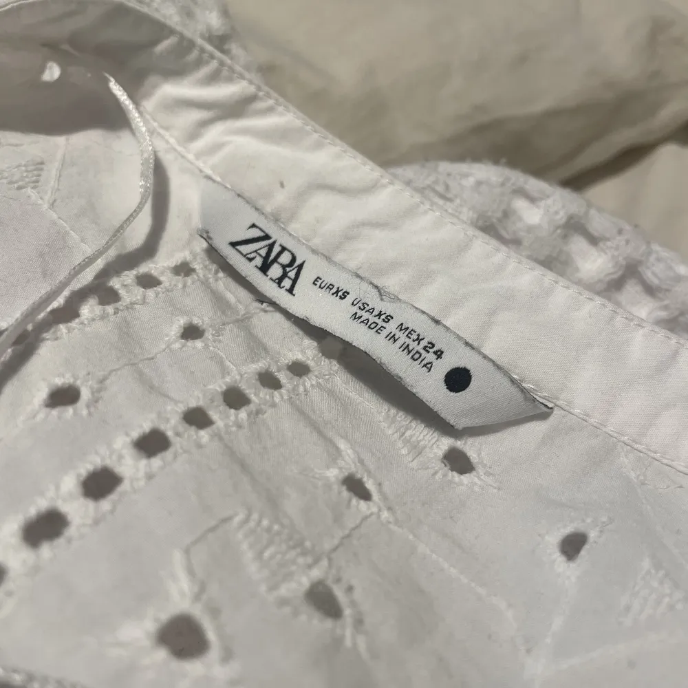 Säljer denna fina blusen/stjorta från Zara i storlek xs. Toppen är i ett mycket fint skick utan några som helst skador. Längst nedre sömmen är det även pärlor som du kan se på bild 3🥰. Blusar.