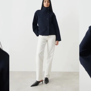 Marinblå kappa - Säljer denna superfina helt nya kappan med lappen kvar i färgen Navy. Helt slutsåld på hemsidan. Säljer då jag köpte två.💘💘storlek M 