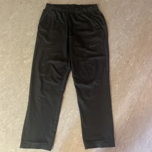 Nike byxor helt svart  - nån som vill köpa nike byxor svart helt nya 