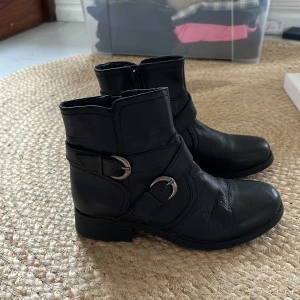 Ankelboots storlek 36. Nyskick! - svarta ankelboots i skinn. Storlek 36. Använda en gång. Nypris 695kr, mitt pris 200kr. 