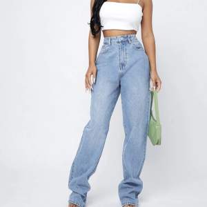 Helt nya jättefina Jeans som tyvärr är stora. Köpte fel storlek. Raka jeans & längden var super på mig (174cm).  Storlek XL