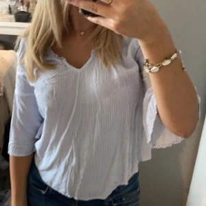 jättesöt randig blus💗 - tycker denna är väldigt fin men jag använder aldrig så därför säljer jag🥰