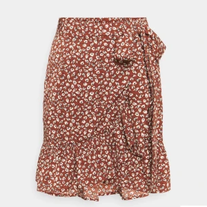 Sommarkjol - Säljer denna då det inte är min stil! Använd några gånger men den är i väldigt bra skick och väldigt bekväm🥰