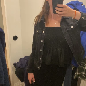 Svart jeansjacka  - Svart, mellanlång jeansjacka från Zara❤️‍🔥