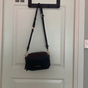 Valentino väska - Hej! Säljer nu min fina valentino väska som jag köpte på zalando förra året då den tyvärr varken är min stil eller kommer till användning. Den är i fint skick å rymlig! Nypris: 1065. Hör av dig vid frågor eller köp!🤍 