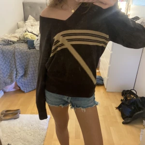 Stickad tröja - Säljer denna skitcoola stickade tröja gjord av Ull och Kashmir! Jätte fin brun färg med fint mönster💞 buda gärna!