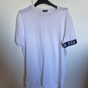 Dsquared2 t-shirt  - Köpt på Nk skick:9,5/10 storlek medium Bra passform ny pris:1100kr
