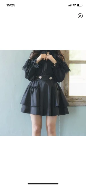 Rojita kjol - Kjol från det japanska märket Rojita i nyskick! Köpt i deras butik i Shibuya109! Säljer då jag har liknande kjolar jag använder mer! Vackra detaljer och spets. Stretch i midjan, 44 cm lång.