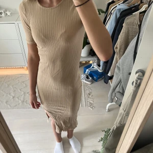 Klänning med slits - Beige klänning med slits från Gina Tricot. I väldigt bra skick. Storlek xs (men lite mindre).