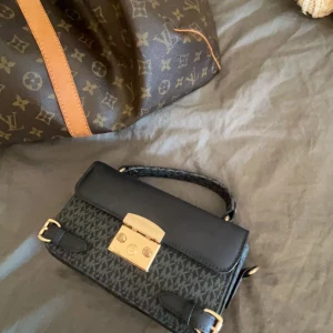 Michael kors väska! - As snygg MK väska, den är väl använd men i bra skick!  Två små repor i fram på guldet!