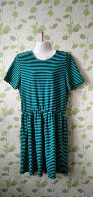 Vintage klänning från Willow Ridge stl 46 - Fin klänning från willow ridge. Stl 46. Bystmått 104 cm, längd  98 cm. Hel, ren och fläckfri