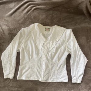 Skjorta - En jättegullig men cool skjorta med broderier och superfina knappar som lite lätt övergår i pärlemor. 