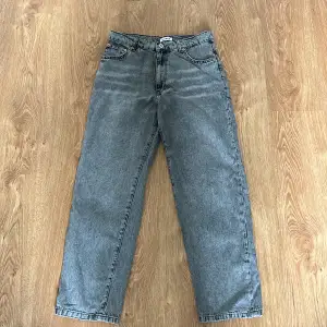 Ett par gråa jeans som är i storlek 30/30, jeansen har använts sällan 