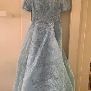 Balklänning från Proms & Weddings, använd bara en gång, skräddarsydd på butiken. Original pris 6000kr 