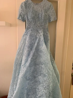 Balklänning från Proms & Weddings - Balklänning från Proms & Weddings, använd bara en gång, skräddarsydd på butiken. Original pris 6000kr 