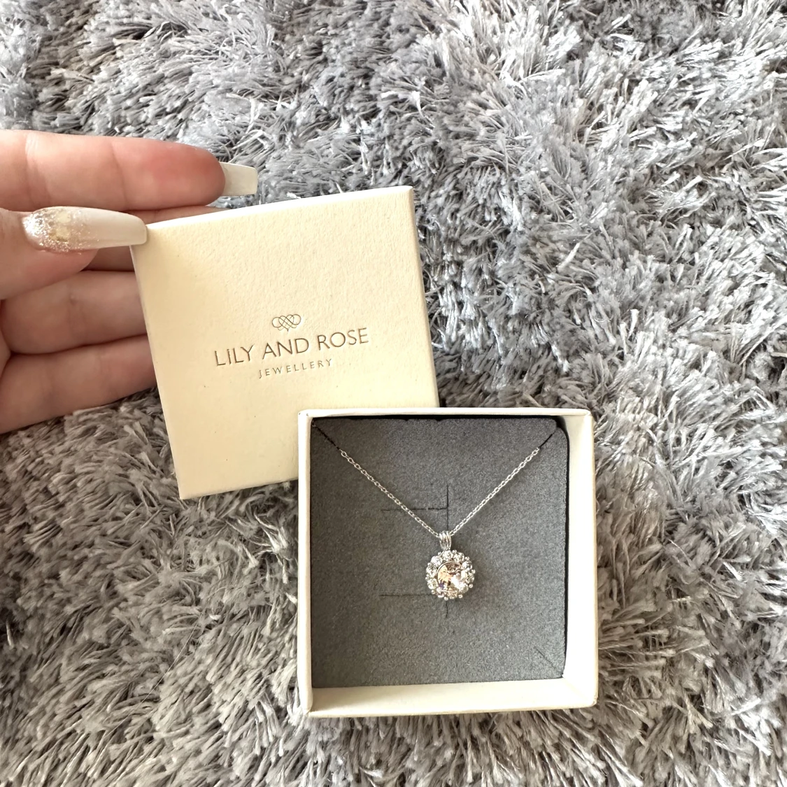 Lily and rose halsband