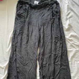 Svarta byxor från Lager 157 i storlek M/L. Kontakta mig vid intresse eller nytt pris.