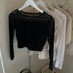 Topp från h&m - Svart croppad topp från h&m i strl XS-S🤍