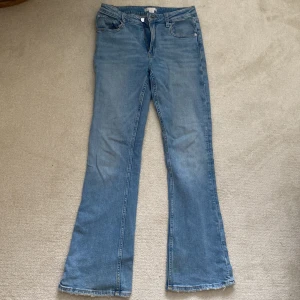Ljusblåa lågmidjade jeans  - Jätte snygga ljusblåa jeans som är lite för stora för mig, använt fåtal gånger 💖💖 Storlek 164 motsvarar 34💖💖 Hör av dig privat för fler frågor  ❣️