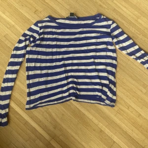 långärmad  - en jätte fin långärmad som är blå och vit och den vita färgen har små hål i sig  Det ska vara hål i den vita färgen😊