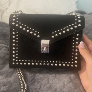 Snygg väska i nyskick  - Säljer denna väska då den ej har kommit till användning, kedjan går att förkorta och förlänga. Märke är okänt. Den är antagligen köpt secondhand. Priset är ej hugget i sten.