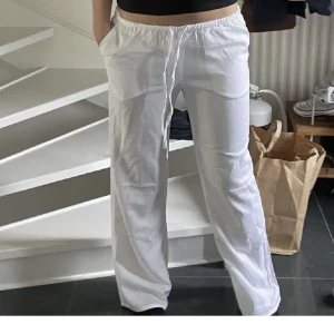 Vita Linnebyxor  - Säljer mina ursnygga linnebyxor från hm som är helt slutsålda överallt! De är lågmidjade och sitter perfekt på mig som är 160. (bilderna är lånade) skriv privat för fler när jag har på dom!❣️