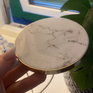 Superfin laddningsplatta🤍 - Säljer denna superfina laddningsplatta i nyskick🐩 Från ideal of Sweden. Nypris 500 kr.Helt slutsåld i denna färg. Sladd ingår självklart!🐩