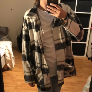Skjortjacka  - Rutig skjortjacka från Shein i storlek Xs, (Välanvänd).
