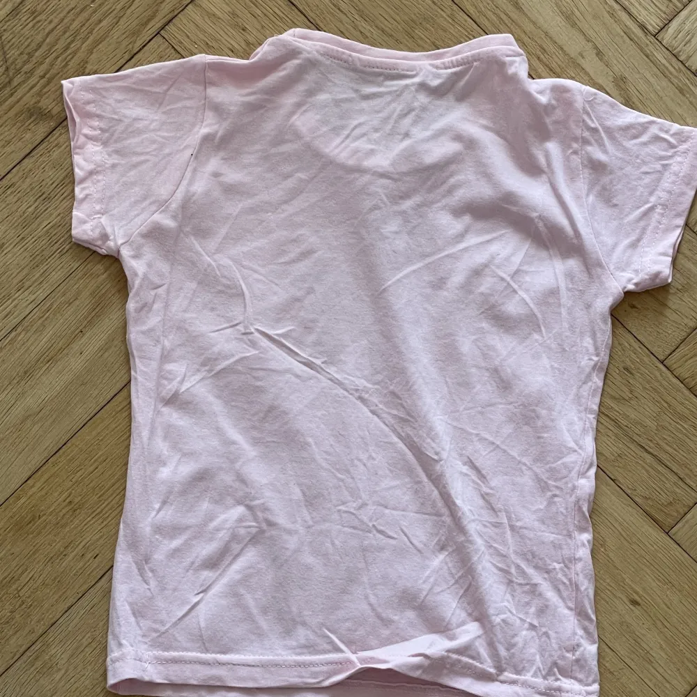 Säljer denna hello Kitty t-shirt köpt på en marknad i Spanien vet därför inte märke. Skulle säga att den är XS/XXS.Knappt använd och bra kvalite . T-shirts.