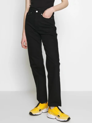 Svarta rowe jeans från weekday - Jeansen är uppsprättade längst ner och långa i benen för mig som är 173 (med ganska långa ben). Har lite slitage vid benen men inga hål. Nypris 590kr.