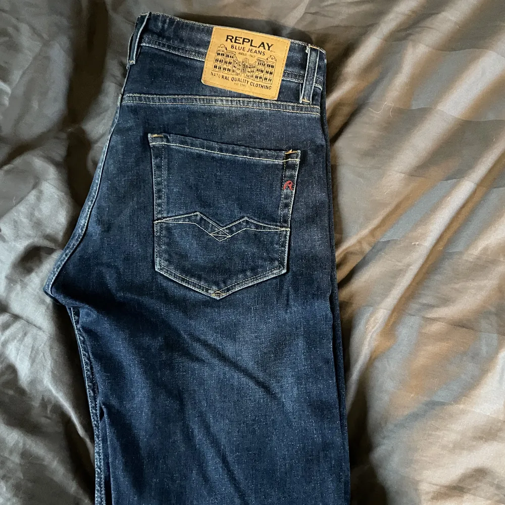 Säljer mina replay jeans så dom inte kommer till användning. Det är modellen Rocco. Dom är i bra skick!. Jeans & Byxor.