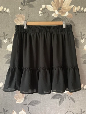 Super fin kjol! - Bra kjol som passar till allt!😍 Liten i storlek, mer som M! Tar endast Swish och postar så snabbt som möjligt!🤩