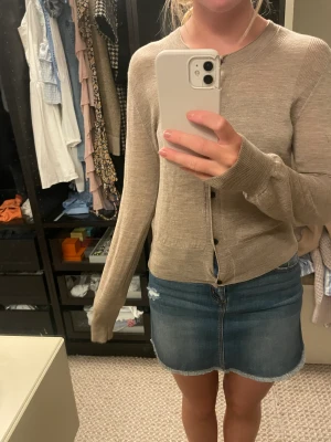 Kofta  - Säljer denna superfina nästan oanvända kofta. Jag är osäker på var den kommer ifrån då lappen åkt av och därav priset. 