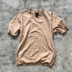 Stickad tröja beige - Stickad kortärmad tröja i beige, storlek xs. Först till kvarn.