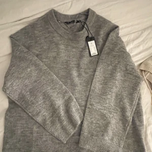 Stickad tröja  - Hej! Säljer en super mysig stickad tröja som är helt ny ifrån lager 157! 💘 (lappen finns kvar) 