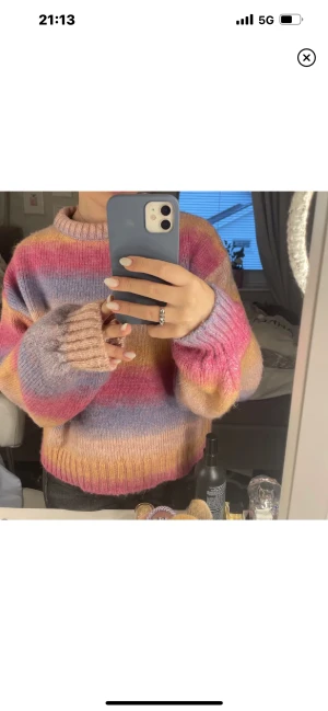 Bikbok tröja  - Säljer denna fina tröja från bikbok!  Några har frågat hur den ser ut på och jag är inte hemma då jag använder lånade bilder i denna annons💓 samma storlek som den jag säljer!  