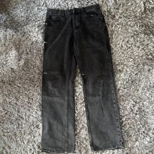 NEUW Jeans - NEUW Jeans strl. 29 : 30 från NK. Köpt med detaljer av färg stänk. Knappt använda i bra skick.  Köpta för 1400kr