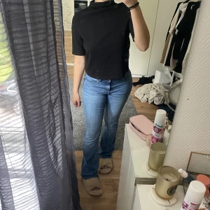 T-shirt  - Lite högre vid halsen som man kan se på bilderna samt längre ärmar. Sitter perfekt. 129 kr + frakt 