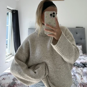 Stickad tröja  - Stickad tröja från hm, sitter oversized. Sparsamt använd!