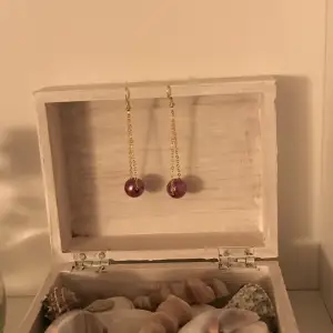 Två vackra pärlörhängen med lila pärlor.handgjort och nytt .Kontakta gärna vid frågor. Köpare står för frakt. Har också andra smycken på min profil.
