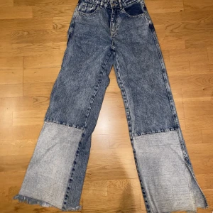Vida jeans - Storlek S, passar mig som har 36. ”Lappar” och slits längst ner. Bra kvalitet. Pris diskuterbart