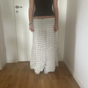 Jötte snygg lång kjol  - Jätte snygg lång kjol från Liberty Love! Stoleken är L men passar mig som har stolek S. Och den är stretchig! Skriv om ni har några frågor!(köp gärna från köp nu)